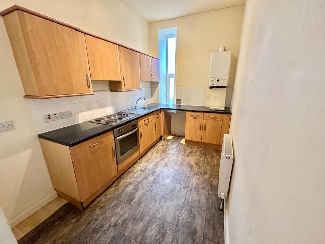 Redwing Crescent, HUDDERSFIELD, HD3 2 bed apartment to rent £750 pcm £173 pw