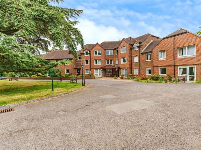 Redwood Manor, Haslemere GU27, 1 bed flat to rent, £1,100 pcm | PrimeLocation