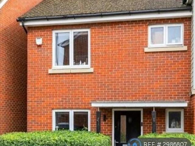Redwood Drive, Epsom, KT19 4 bed semi detached house to rent £3,250 pcm £750 pw
