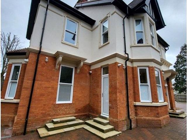Redwood Drive, Epsom KT19, Studio to rent, £1,150 pcm | PrimeLocation