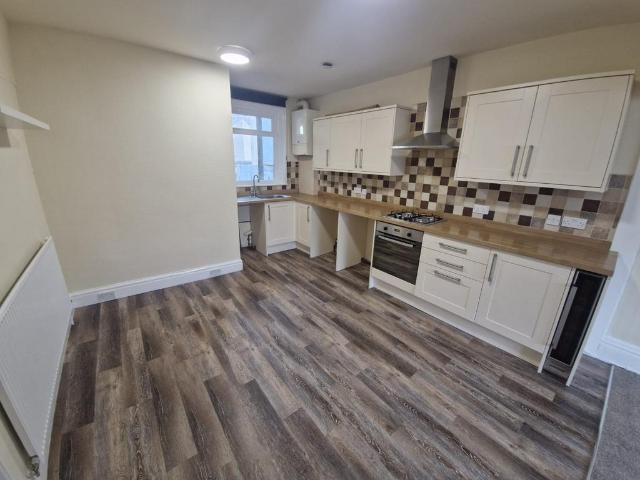 Red Bank Road, Bispham, Blackpool, FY2 2 bed flat to rent £620 pcm £143 pw