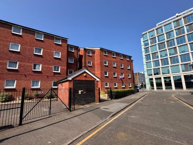 Red Brick House, 1 Lea Road, Luton, Bedfordshire LU1, Room to rent, £550 pcm | PrimeLocation