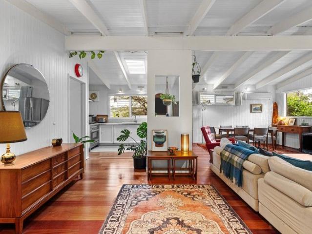 Red Hill charm with bush views close to the village