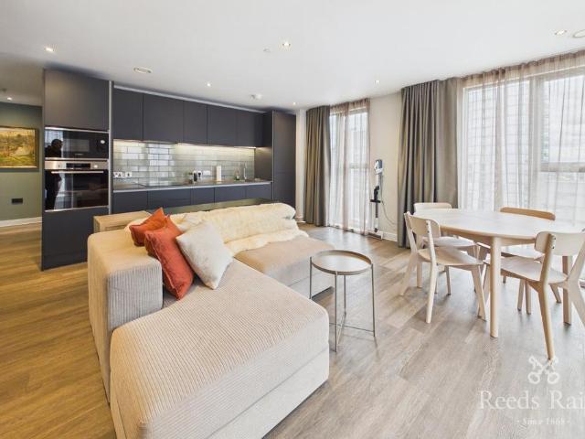Red, Salford M50 2 bed apartment to rent £1,700 pcm £392 pw