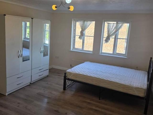 Redbourne Drive, London SE28 1 bed in a house share to rent £900 pcm £208 pw