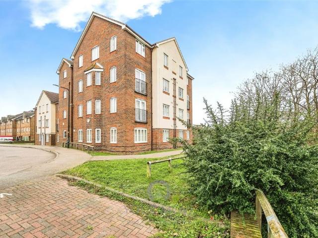 Redbourne Drive, London SE28 2 bed flat to rent £1,600 pcm £369 pw