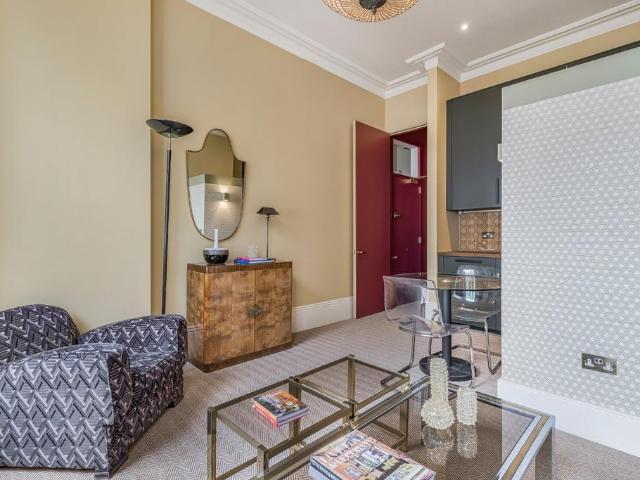 Redcliffe Gardens, Chelsea, London, SW10 1 bed terraced house to rent £4,333 pcm £1,000 pw