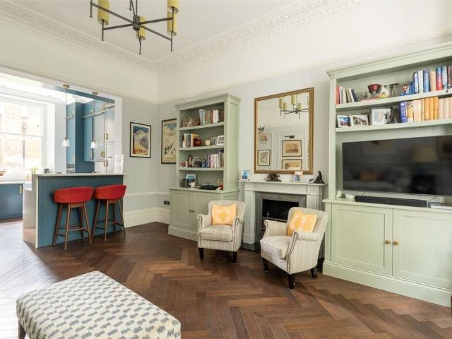 Redcliffe Square, Chelsea, London, SW10 2 bed flat to rent £5,850 pcm £1,350 pw