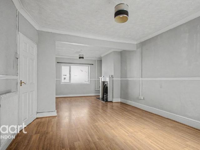 Redcliffe Street, Swindon 3 bed terraced house to rent £1,250 pcm £288 pw