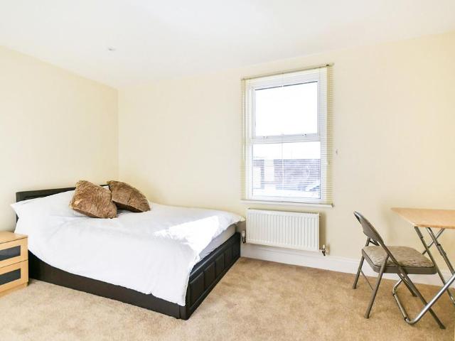 Redcliffe Street, Swindon, SN2 1 bed in a house share to rent £600 pcm £138 pw