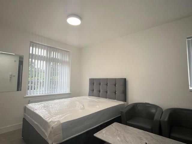 Reddington Drive, Slough, SL3 1 bed in a house share to rent £845 pcm £195 pw