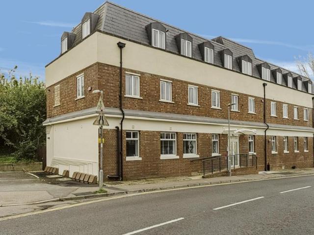 Redemption Court, Knebworth, SG3 2 bed apartment to rent £1,400 pcm £323 pw