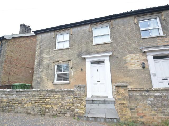 Redenhall Road, Harleston 3 bed semi detached house to rent £1,000 pcm £231 pw