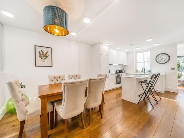 Redfield Lane, London SW5 3 bed flat to rent £5,500 pcm £1,269 pw