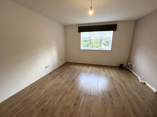 Redford Close, Feltham 2 bed apartment to rent £1,700 pcm £392 pw