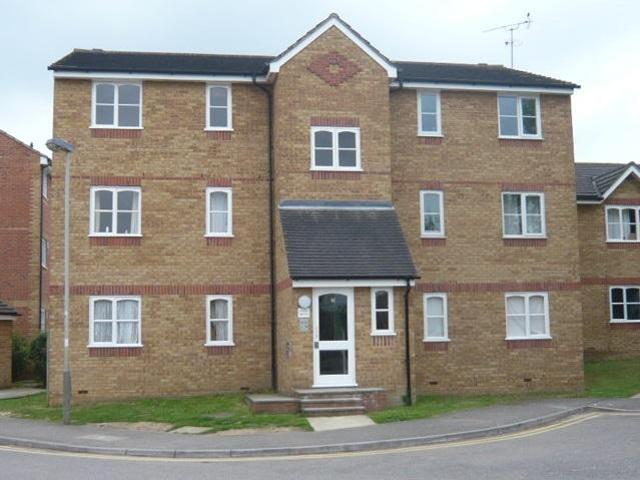 Redford Close, Feltham 2 bed flat to rent £1,400 pcm £323 pw