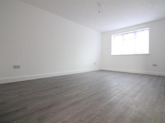 Redford Close, Feltham 5 bed terraced house to rent £2,700 pcm £623 pw