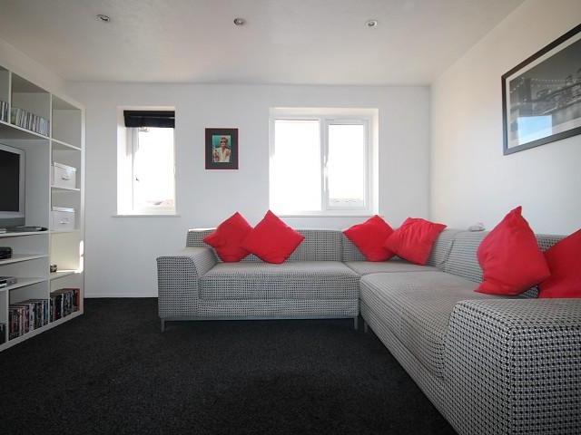 Redford Close, Feltham, Middlesex, TW13 1 bed apartment to rent £1,300 pcm £300 pw