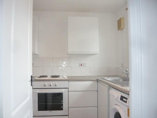 Redford Close, Feltham Studio to rent £975 pcm £225 pw