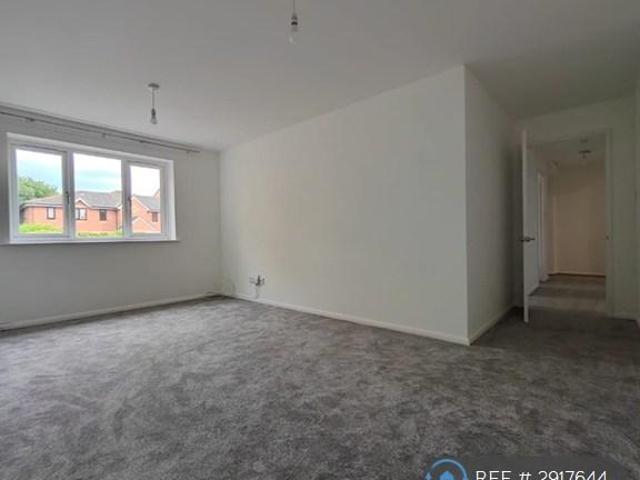 Redford Close, Feltham, TW13 2 bed flat to rent £1,650 pcm £381 pw