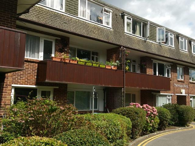 Redhill Drive, Bournemouth BH10, 2 bed flat to rent, £1,200 pcm | PrimeLocation