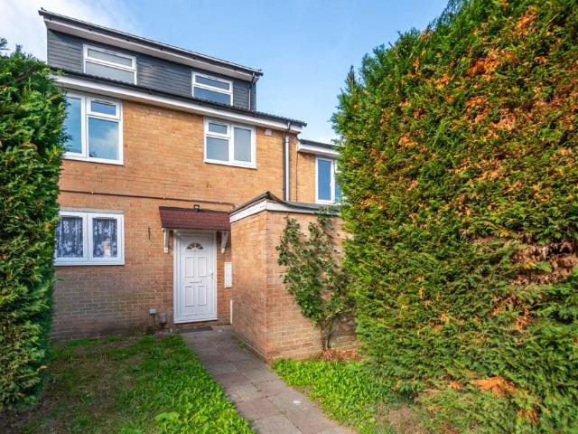 Redhill, RH1 5 bed end of terrace house to rent £2,000 pcm £462 pw