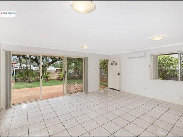 REDLAND BAY CBD LOCATION WALK TO SHOPS & WATER + VIEWS!