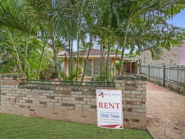 REDLAND BAY CBD LOCATION WALK TO SHOPS & WATER + VIEWS!