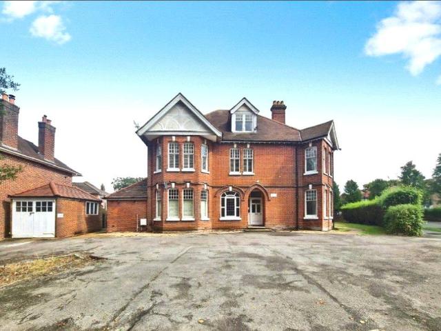 Redlands Drive, Hampshire SO19 3 bed flat to rent £1,300 pcm £300 pw