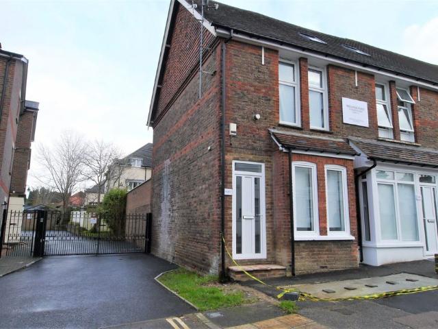 Redlands Place, 41 Brighton Road, Horsham, West Sussex, 5 RH13, 1 bed flat to rent, £1,000 pcm | PrimeLocation