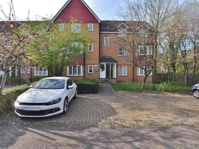 Redoubt Close, Hitchin 2 bed flat to rent £1,275 pcm £294 pw