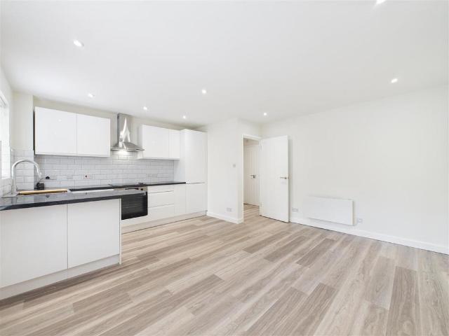 Redoubt Close, Hitchin SG4 1 bed flat to rent £1,300 pcm £300 pw