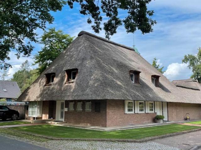 Reetgedeckte Stadtvilla mit Garten – 45 Min. von Hamburg & Bremen