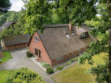 Reetgedecktes Einfamilienhaus mit viel Platz und Historie