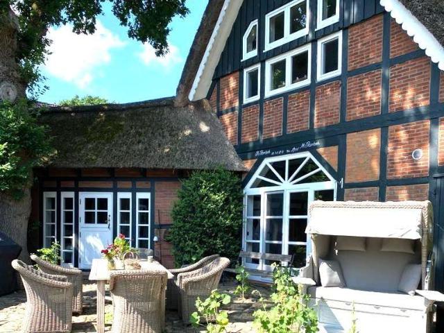Reetgedecktes Fachwerk Landhaus: ca. 195 m², 5 Zimmer, Sauna, 2 Kaminöfen, Garten