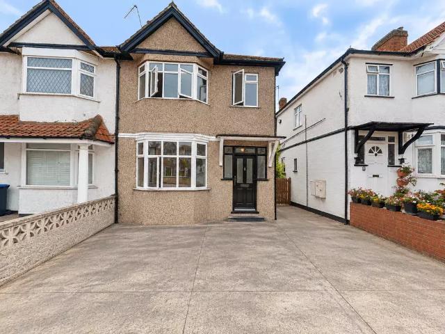 Reeves Avenue, London NW9 4 bed semi detached house to rent £2,850 pcm £658 pw