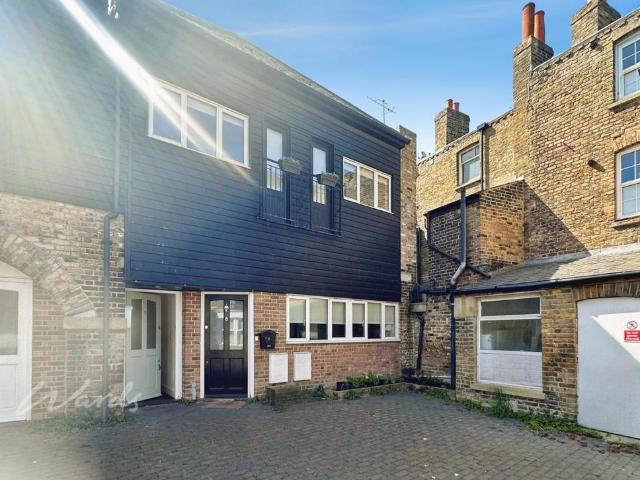 Reeves Yard Margate CT9 2 bed terraced house to rent £1,250 pcm £288 pw