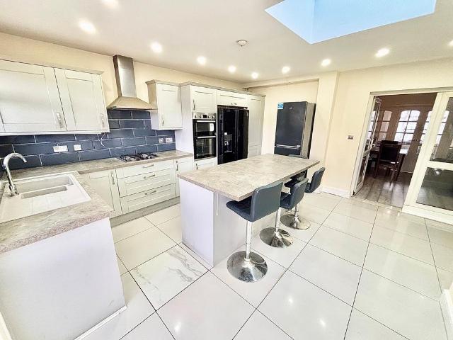 Reede Road, Dagenham, RM10 6 bed house to rent £3,500 pcm £808 pw