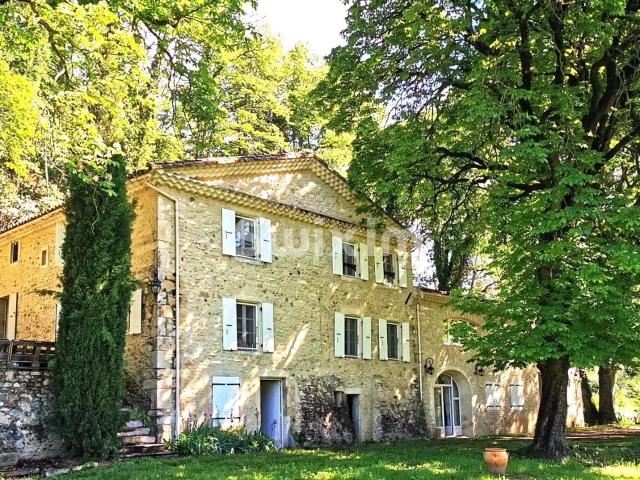Ref815on: Imposante maison en pierre implantée dans un agré. 256m² Montélimar