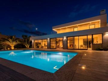 Moradia T4 de Luxo | Piscina de Sal | Lote 2.204m² | Pico da Pedra, S. Miguel