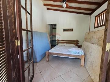 Refúgio Moderno em Cocaia: Casa com Piscina e Jardim