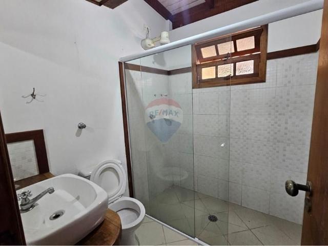 Refúgio Moderno em Cocaia: Casa com Piscina e Jardim