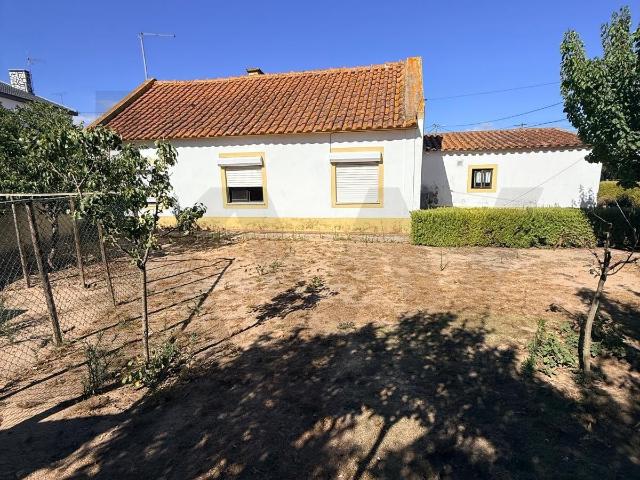 Refúgio na Quinta do Anjo: Moradia T3 com Grande Terreno e Potencial Construtivo