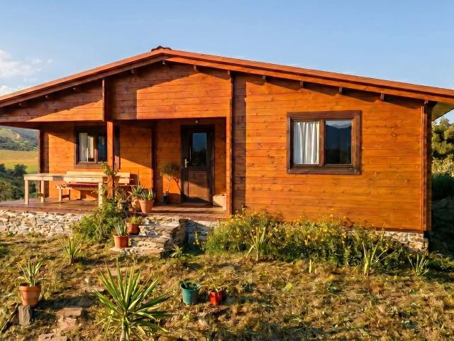 Refúgio autossuficiente na natureza, com casa de madeira existente e potencial para remodelação