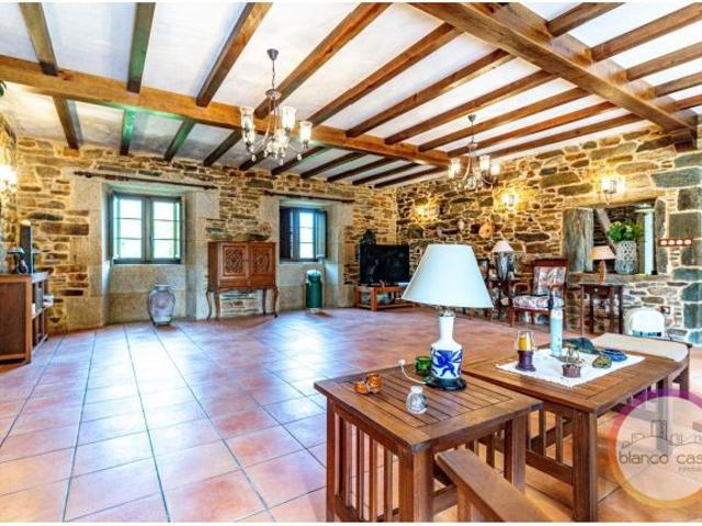 REFUGIO de LUJO con PISTA DE TENIS + FINCA CERRADA +HORREO a 1KM de la PLAYA en Malpica de Bergan