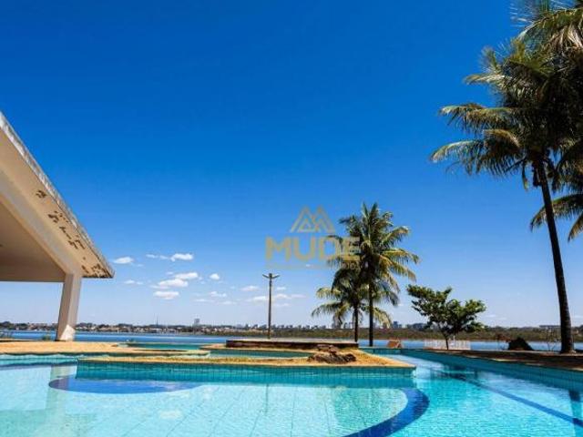 Refúgio de Luxo e Sofisticação: Exclusiva Residência Integrada à Natureza com Vista para o Lago