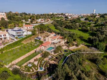 Espetacular Moradia Com Piscina, Garagem, Jardim E Terreno 237m² Alvor