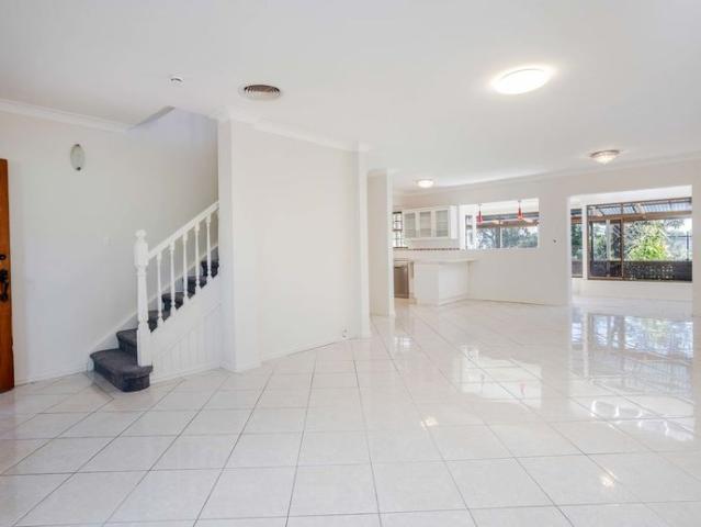 REFURNISHED EXECUTIVE STYLE TOWNHOUSE IN SOUGHT AFTER EASTERN SUBURBS LOCATION!