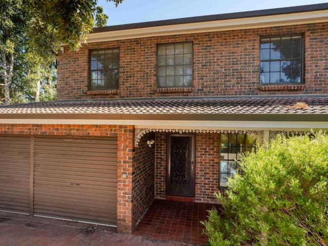 REFURNISHED EXECUTIVE STYLE TOWNHOUSE IN SOUGHT AFTER EASTERN SUBURBS LOCATION!