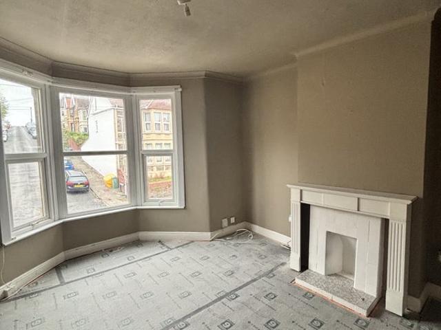 Refurb First Floor Flat overlooking Arnos Vale BS4